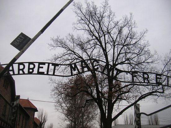 Fotografia dell'entrata di Auschwitz