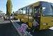 Bambini che salgono su uno scuolabus giallo fermo al bordo di una strada