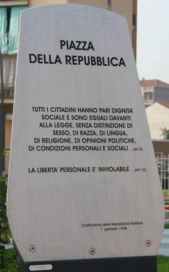 Fotografia della targhetta ubicata in Piazza della Repubblica